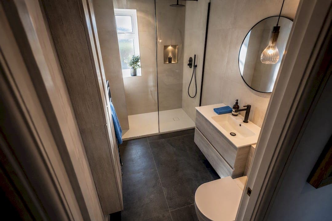 Fit a Spa in 6 sq m: Contractor Led Bespoke Bathroom Design for UK Homes