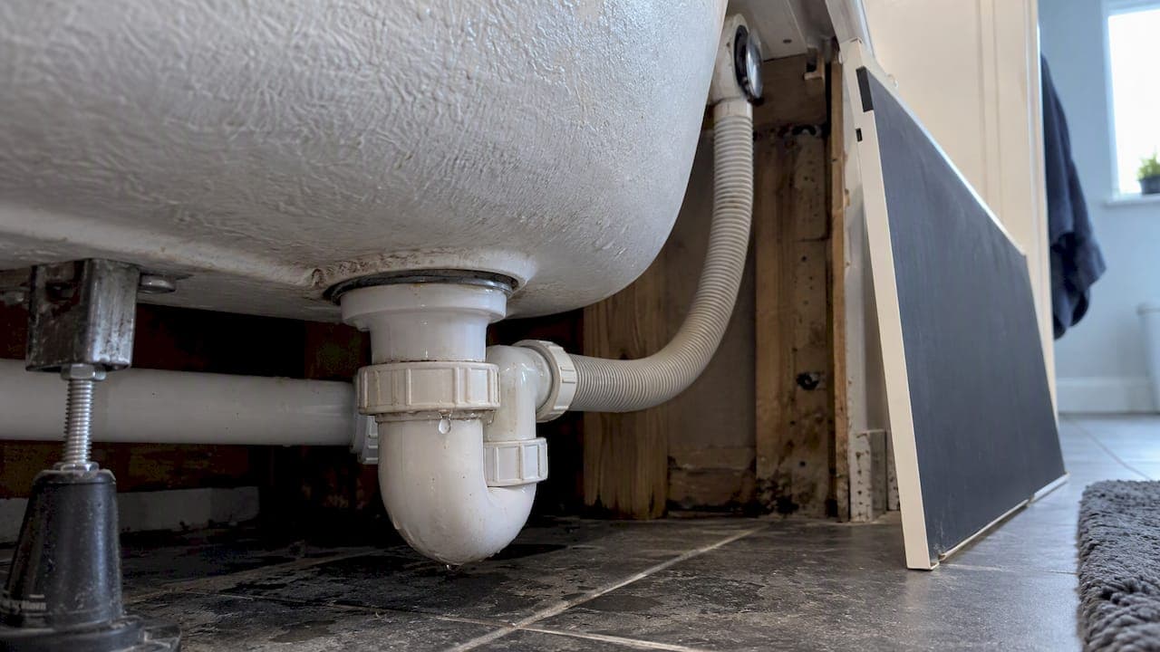 Leaking Bath Waste: 4 Safe Tests for UK Homeowners